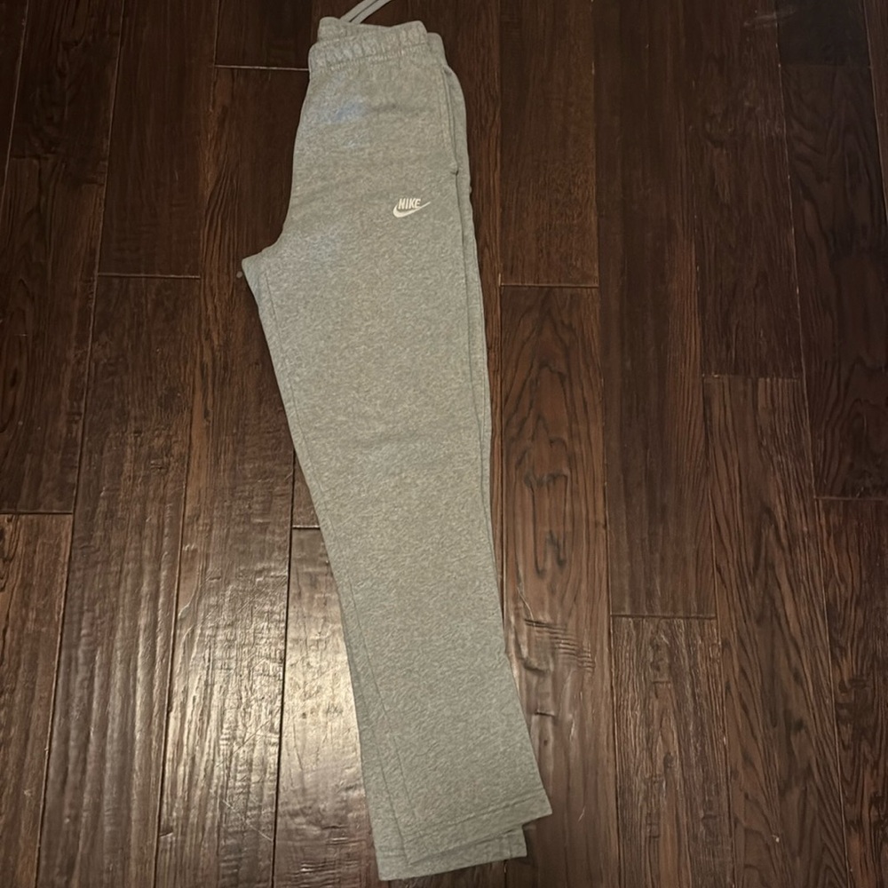 Men’s grey Nike sweatpants. Size small-tall
Great condition.